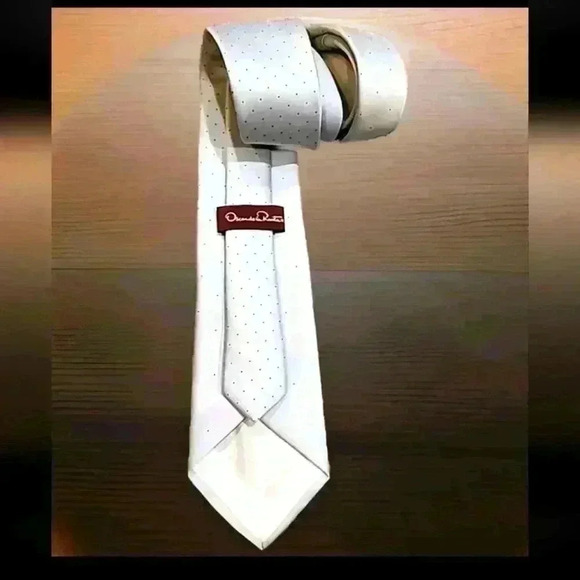 Oscar de la Renta silver and Maroon dotted Silk Tie (Lot 2A814) - Picture 2 of 2